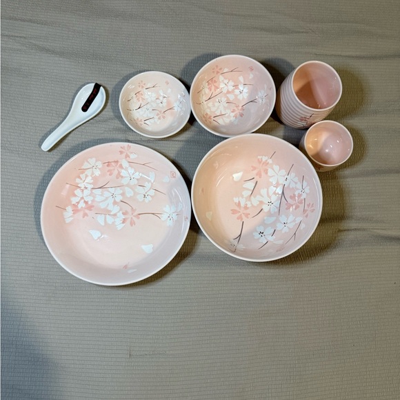 Dinnerware Set - Picture 2 of 4